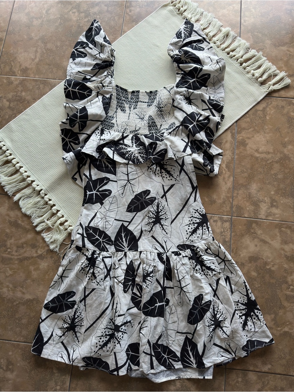 FARM Rio Black & White Tropical Leaf Print Smocked Ruffle Midi Dress